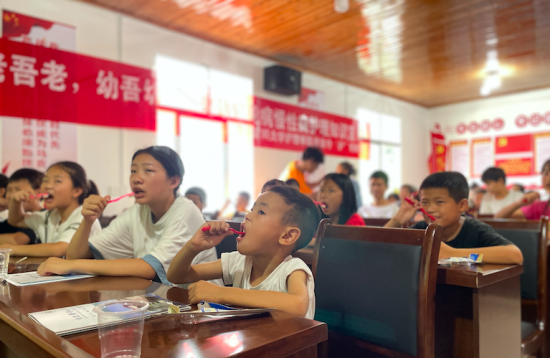 儿童现场学习正确刷牙。重庆医科大学护理学院供图 儿童现场学习正确刷牙。重庆医科大学护理学院供图