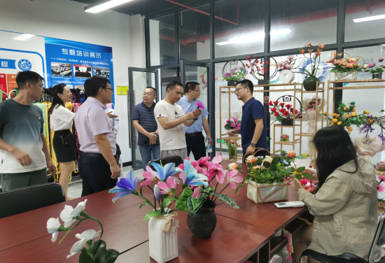 图为调研组走访梁平区新的社会阶层人士统战工作实践创新基地。 璧山区委统战部供图 图为调研组走访梁平区新的社会阶层人士统战工作实践创新基地。 璧山区委统战部供图