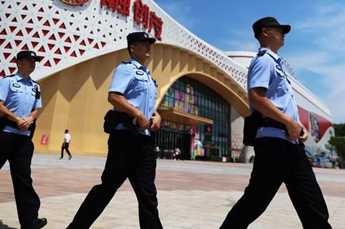 图为土主派出所民警在融创茂附近巡逻。沙区警方供图 图为土主派出所民警在融创茂附近巡逻。沙区警方供图