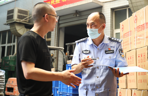 图为青木关派出所民警深入辖区企业检查高温下的安全生产、消防安全工作。沙区警方供图 图为青木关派出所民警深入辖区企业检查高温下的安全生产、消防安全工作。沙区警方供图
