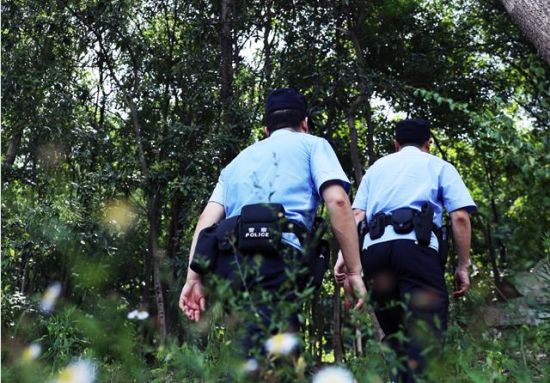图为凤凰派出所民警检查高温天气下的森林防火工作。沙区警方供图 图为凤凰派出所民警检查高温天气下的森林防火工作。沙区警方供图