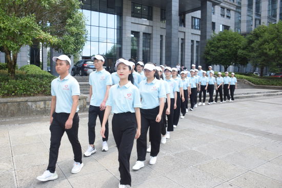 图为志愿者们出发进行随车服务练习。 马佳欣 摄 图为志愿者们出发进行随车服务练习。 马佳欣 摄