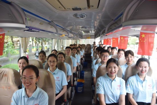 图为武陵文旅峰会随车服务志愿者。陈佳欣 摄 图为武陵文旅峰会随车服务志愿者。陈佳欣 摄