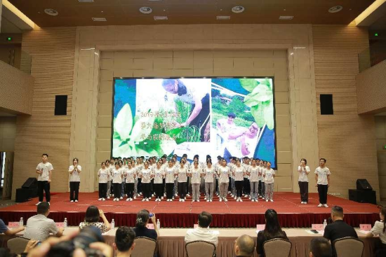 图为梦想学子合唱歌曲《我有一个梦想》。 绿叶义工志愿者协会供图 图为梦想学子合唱歌曲《我有一个梦想》。 绿叶义工志愿者协会供图