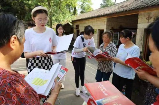 图为大学生志愿者为当地村民普法。西南政法大学供图 图为大学生志愿者为当地村民普法。西南政法大学供图