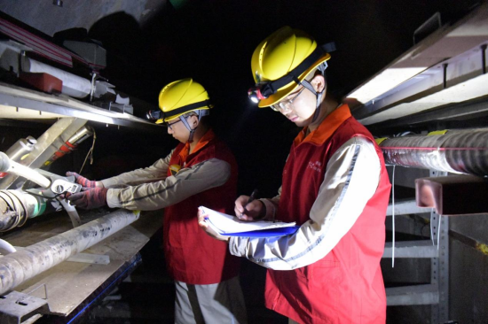 图为国网重庆市区供电公司员工正在地下电缆环形遂道内巡视。 潘洪 摄