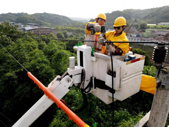 图为国网重庆市南供电公司带电作业人员正在进行搭头工作。 龚超 摄