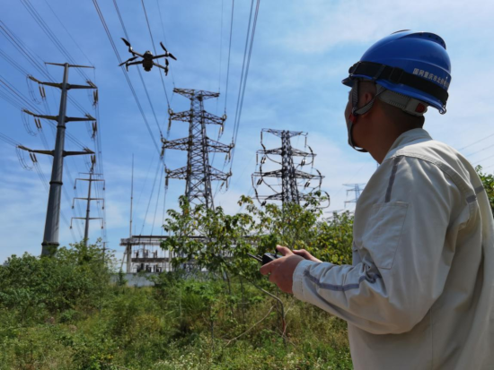 图为国网重庆市北供电公司员工运用“无人家+人工”协同巡检模式对输电线路开展巡视。 向江微 摄