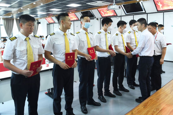 图为聘任仪式现场。陈超 摄 图为聘任仪式现场。陈超 摄