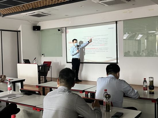 图为西部航空领导干部下一线,促进技能提升。西部航空供图 图为西部航空领导干部下一线,促进技能提升。西部航空供图