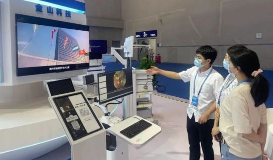 图为工作人员为参展观众介绍全自动导航胶囊内镜机器人工作原理。蒋林 摄 图为工作人员为参展观众介绍全自动导航胶囊内镜机器人工作原理。蒋林 摄