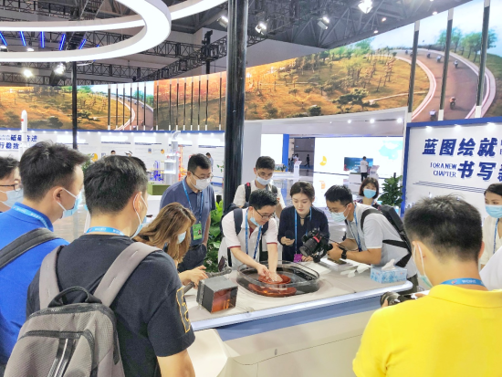 工作人员现场演示海扶刀®设备治疗原理。海扶医疗供图 工作人员现场演示海扶刀®设备治疗原理。海扶医疗供图