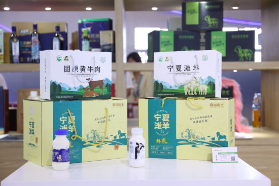 图为展出特色产品。活动举办方供图 图为展出特色产品。活动举办方供图