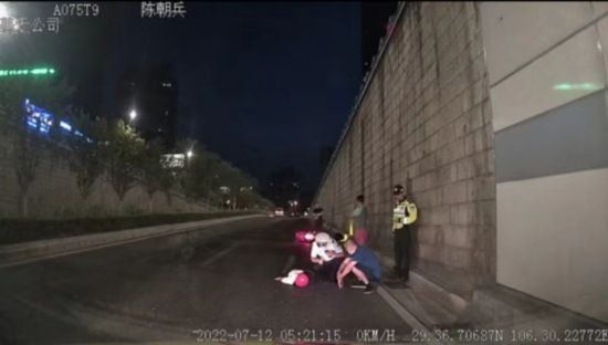 图为车载监控显示的事发现场。重庆美天东赢客运有限公司供图 图为车载监控显示的事发现场。重庆美天东赢客运有限公司供图