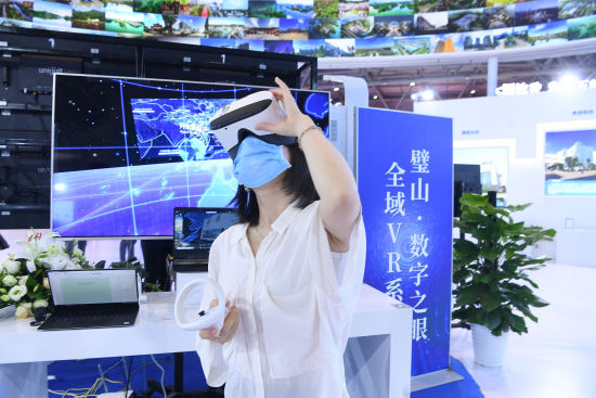 图为嘉宾在璧山区展位上体验VR。陈超 摄 图为嘉宾在璧山区展位上体验VR。陈超 摄