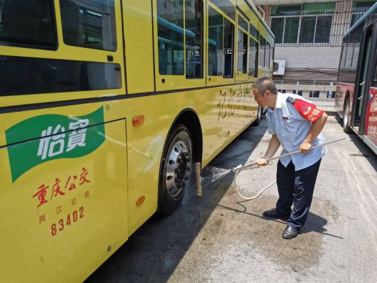 图为公交驾驶员正在高温天气下清洗车辆。两江公交供图