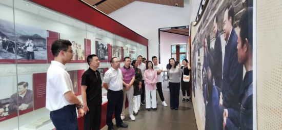 图为民建会员们参观“初心学院”。民建重庆市委会供图