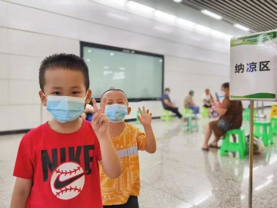 图为小朋友在纳凉区玩耍。重庆交通开投轨道集团供图 图为小朋友在纳凉区玩耍。重庆交通开投轨道集团供图