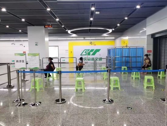 图为位于车站内的纳凉区。重庆交通开投轨道集团供图 图为位于车站内的纳凉区。重庆交通开投轨道集团供图