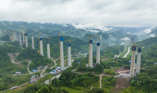 建设中的渝湘复线高速公路项目。 方霞 摄 建设中的渝湘复线高速公路项目。 方霞 摄