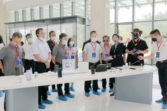 图为海外侨领考察团参访渝北区科技企业。渝北区委统战部供图 图为海外侨领考察团参访渝北区科技企业。渝北区委统战部供图