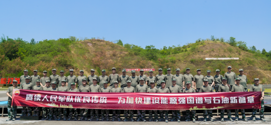 图为退役军人身着训练服走进靶场。 郑元涛 摄 图为退役军人身着训练服走进靶场。 郑元涛 摄