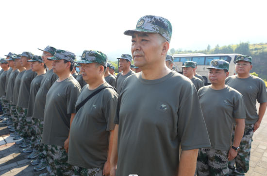 图为退役军人迅速集结,风采依旧。 郑元涛 摄 图为退役军人迅速集结,风采依旧。 郑元涛 摄