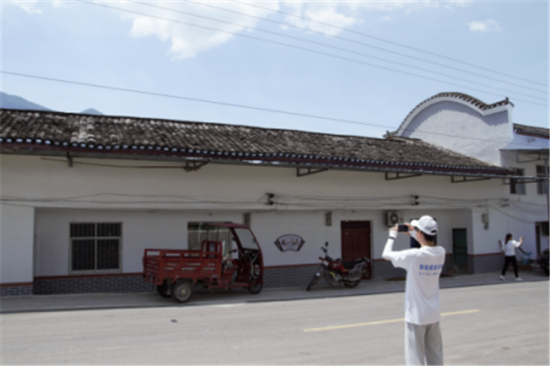 兴业先锋团成员进行自建房安全隐患排查。 兴业先锋团成员进行自建房安全隐患排查。