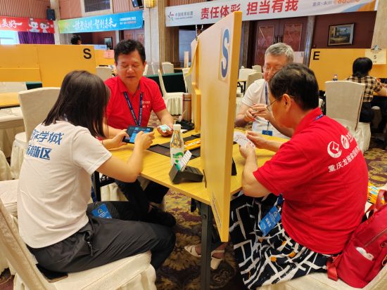 图为重庆市第二届智力运动会桥牌比赛现场。赛事组委会供图 图为重庆市第二届智力运动会桥牌比赛现场。赛事组委会供图