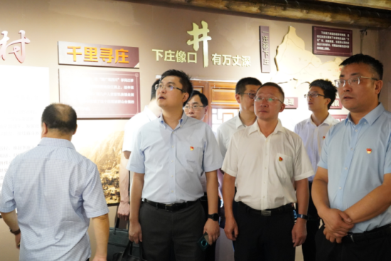 图为参观下庄村人事迹陈列馆。 黄凌霜 摄 图为参观下庄村人事迹陈列馆。 黄凌霜 摄