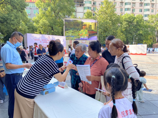 图为志愿者向市民开展法律咨询。 黔江区委统战部供图 图为志愿者向市民开展法律咨询。 黔江区委统战部供图