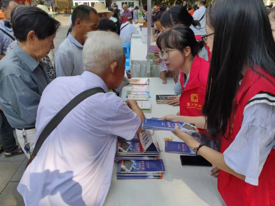 图为志愿者向市民开展法律咨询。 黔江区委统战部供图 图为志愿者向市民开展法律咨询。 黔江区委统战部供图