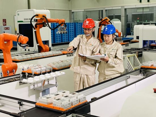 图为国网重庆电力营销服务中心系统监控计量装置自动检定流水线车间情况。国网重庆市电力公司供图 图为国网重庆电力营销服务中心系统监控计量装置自动检定流水线车间情况。国网重庆市电力公司供图