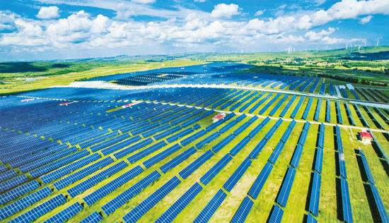 国家风光储输示范工程是世界上规模最大的集风力发电、光伏发电、储能系统、智能输电于一体的新能源示范电站工程。依托该示范工程,国家电网成功完成国内外首个高比例新能源系统的涉网性能试验。该工程助力北京冬奥会全部场馆实现100%绿电供应,“张北的风点亮北京的灯”成为绿色冬奥的闪亮名片。图为位于河北省张北县的国家风光储输示范工程。 国家电网有限公司党组宣传部供图 国家风光储输示范工程是世界上规模最大的集风力发电、光伏发电、储能系统、智能输电于一体的新能源示范电站工程。依托该示范工程,国家电网成功完成国内外首个高比例新能源系统的涉网性能试验。该工程助力北京冬奥会全部场馆实现100%绿电供应,“张北的风点亮北京的灯”成为绿色冬奥的闪亮名片。图为位于河北省张北县的国家风光储输示范工程。 国家电网有限公司党组宣传部供图