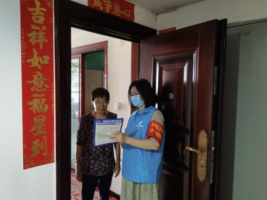 图为垃圾分类指导员上门宣传。主办方供图 图为垃圾分类指导员上门宣传。主办方供图