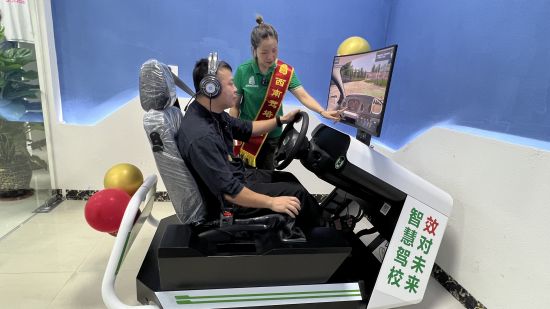 图为学员通过AI智能模拟器练习驾照考试科目二课程。肖江川 摄 图为学员通过AI智能模拟器练习驾照考试科目二课程。肖江川 摄