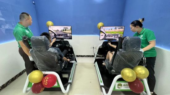 图为学员通过AI智能模拟器练习驾照考试科目二课程。肖江川 摄 图为学员通过AI智能模拟器练习驾照考试科目二课程。肖江川 摄