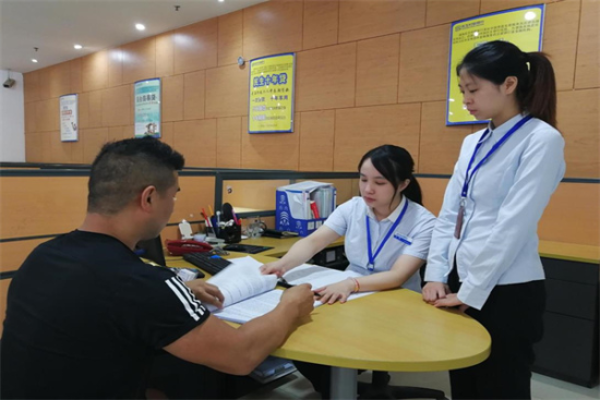 图为帮助民营企业解决融资困难。 潼南区委统战部供图 图为帮助民营企业解决融资困难。 潼南区委统战部供图
