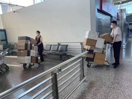 图为工作人员正在搬运物资。西部航空供图