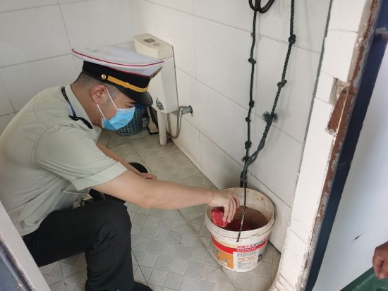 图为执法人员在船舶内部进行相关检测。交通执法供图 图为执法人员在船舶内部进行相关检测。交通执法供图