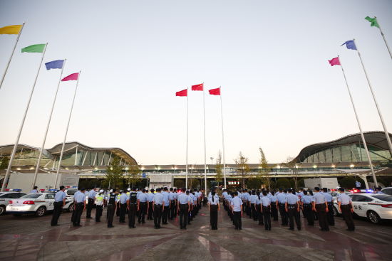 图为重庆市公安局机场分局开展夏夜巡查宣防统一行动。 受访者供图 图为重庆市公安局机场分局开展夏夜巡查宣防统一行动。 受访者供图