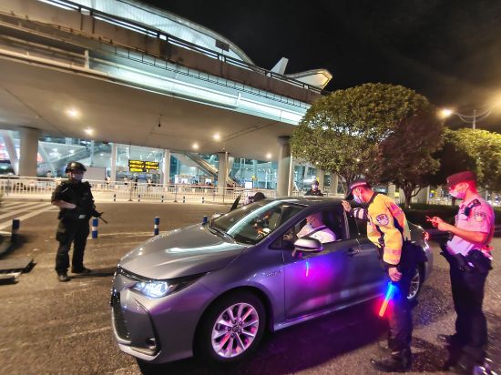 图为民警有序引导私家车司机即停即走。 受访者供图 图为民警有序引导私家车司机即停即走。 受访者供图
