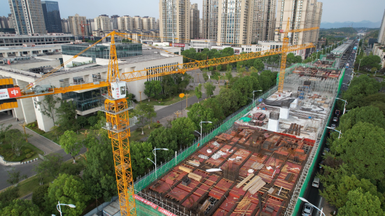 图为市域快线璧铜线节点工程施工现场 图为市域快线璧铜线节点工程施工现场