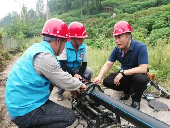 图为工作人员对该地进行勘查研判。 忠县融媒体中心供图 图为工作人员对该地进行勘查研判。 忠县融媒体中心供图