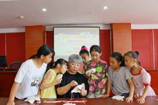 图为孟隆引老师传授青少年蜀绣基本技法。 图为孟隆引老师传授青少年蜀绣基本技法。