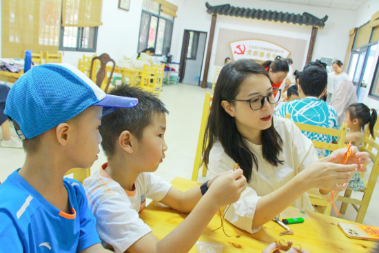 图为杨玫老师传授青少年古法编结基本结法。 图为杨玫老师传授青少年古法编结基本结法。