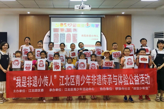 图为青少年集体展示自己的版画作品。 图为青少年集体展示自己的版画作品。