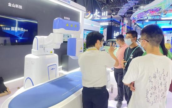 图为工作人员向参展观众介绍双镜头结肠胶囊内镜的工作原理。受访者供图 图为工作人员向参展观众介绍双镜头结肠胶囊内镜的工作原理。受访者供图