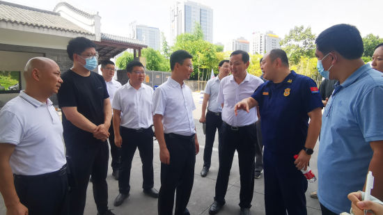 图为两江新区管委会领导检查中石化光电园加油站安全工作。 图为两江新区管委会领导检查中石化光电园加油站安全工作。