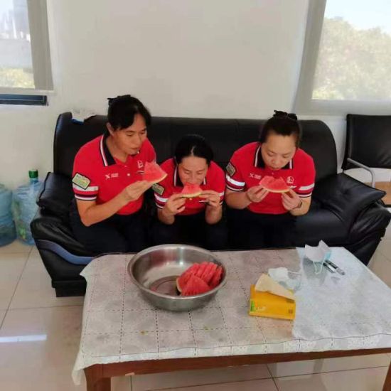 图为重庆龙禹石油有限公司光电园南加油加气站为员工提供西瓜降暑。 图为重庆龙禹石油有限公司光电园南加油加气站为员工提供西瓜降暑。
